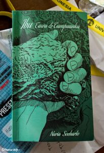 Ibu: Tawa dan Tumpuanku. Gramata Publishing, 2017/2018
Ibu merupakan sosok idola bagi seorang anak, pegangan dan ‘rumah’ untuk pulang ketika badai kehidupan muncul. Namun apa yang terjadi bila sang Ibu mengalami demensia? 